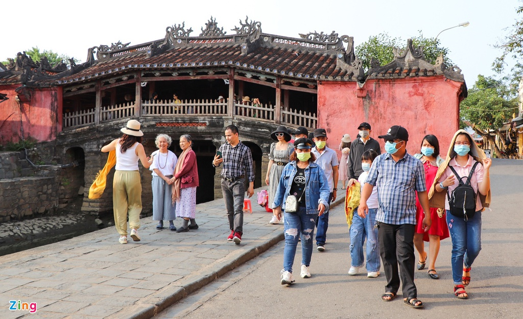 Tourist sites across Vietnam crowded again as Covid-19 situation subsides